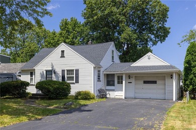 Welcome to this spacious Cape Cod, ideally located in a - photo 1