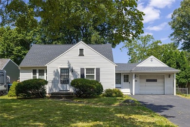 Welcome to this spacious Cape Cod, ideally located in a - photo 2