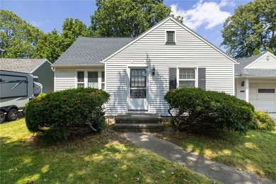 Welcome to this spacious Cape Cod, ideally located in a - photo 3