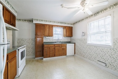 Welcome to this spacious Cape Cod, ideally located in a - photo 5