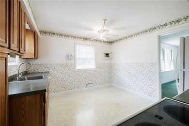 Welcome to this spacious Cape Cod, ideally located in a - photo 6