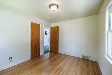 Welcome to this spacious Cape Cod, ideally located in a - photo 10