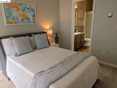 Awesome waterfront 1st floor newly Renovated Condo with a sunny - photo 17