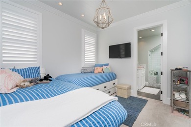 Nestled in the heart of Balboa Island, 217 Coral Avenue invites - photo 19