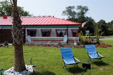 This standalone restaurant offers prime visibility with