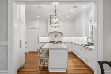 Welcome to 62 Fernandina Street, a Georgian-style lakefront home - photo 11