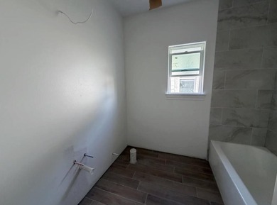 Another stunning creation by Deluxe Custom Homes! This 4-bedroom - photo 5
