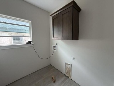 Another stunning creation by Deluxe Custom Homes! This 4-bedroom - photo 9