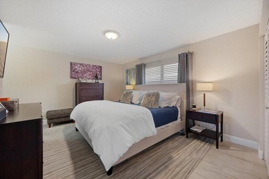 Newly renovated top-floor corner condo with water views, extra - photo 13