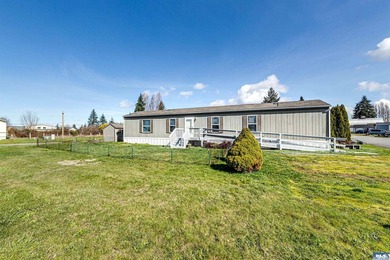 Enjoy the mountain views from this easy-living 2015 single-wide - photo 2
