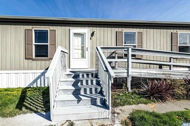 Enjoy the mountain views from this easy-living 2015 single-wide - photo 4