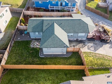 Beautiful 3 bedroom plus den/office home with water views on a - photo 1