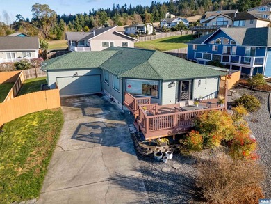 Beautiful 3 bedroom plus den/office home with water views on a - photo 3