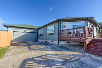 Beautiful 3 bedroom plus den/office home with water views on a - photo 4