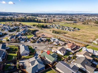 Beautiful 3 bedroom plus den/office home with water views on a - photo 5