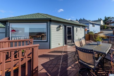 Beautiful 3 bedroom plus den/office home with water views on a - photo 6