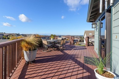 Beautiful 3 bedroom plus den/office home with water views on a - photo 7