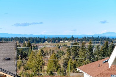 Beautiful 3 bedroom plus den/office home with water views on a - photo 8
