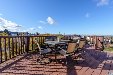 Beautiful 3 bedroom plus den/office home with water views on a - photo 9