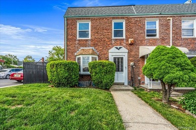 Welcome to this well-maintained semi-detached home in the heart - photo 1