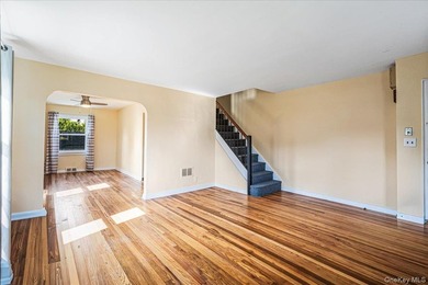 Welcome to this well-maintained semi-detached home in the heart - photo 4