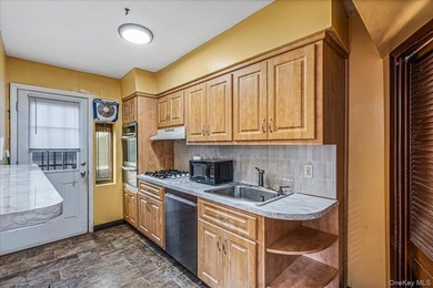 Welcome to this well-maintained semi-detached home in the heart - photo 9