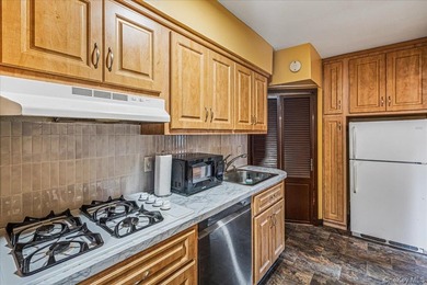 Welcome to this well-maintained semi-detached home in the heart - photo 10