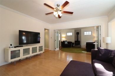 Welcome to 2027 Oakland Ave...a perfect Wantagh Cape just - photo 9