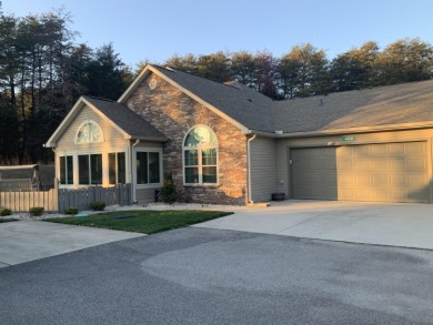 Lake Townhome/Townhouse Sale Pending in Bronston, Kentucky