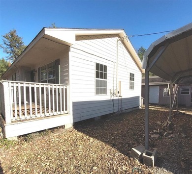 Great country setting only minutes from town and the Bonham Lake