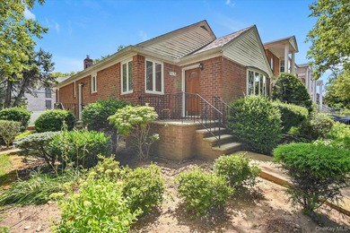 (private lake, pond, coastal) Home Sale Pending in Bayside New York