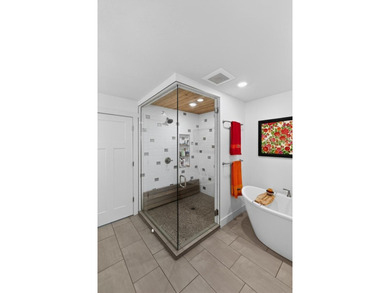 Thoroughly remodeled, redesigned 2-BD, 2-BA, 2,581-sq-ft - photo 15
