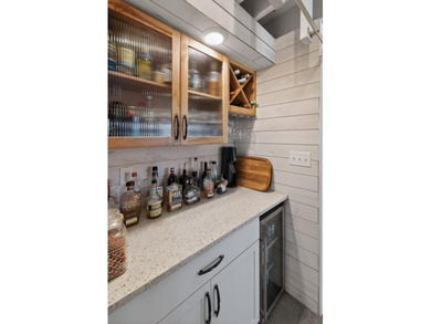 Thoroughly remodeled, redesigned 2-BD, 2-BA, 2,581-sq-ft - photo 27