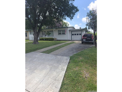 Cute, 2/1 low priced. Vacant, easy to show. 5 minuates from - photo 1