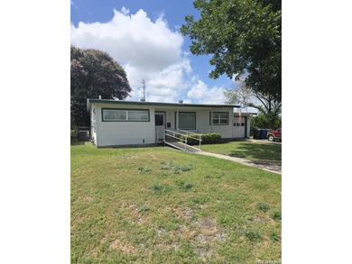 Cute, 2/1 low priced. Vacant, easy to show. 5 minuates from - photo 2