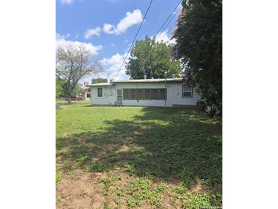 Cute, 2/1 low priced. Vacant, easy to show. 5 minuates from - photo 4