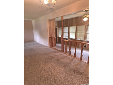 Cute, 2/1 low priced. Vacant, easy to show. 5 minuates from - photo 6