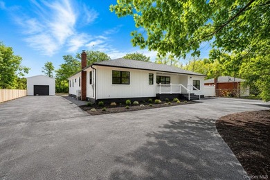 LIVING LUXURY In The Heart Of Center Moriches! This Hamptons - photo 2