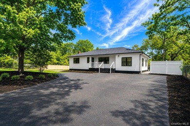 LIVING LUXURY In The Heart Of Center Moriches! This Hamptons - photo 4