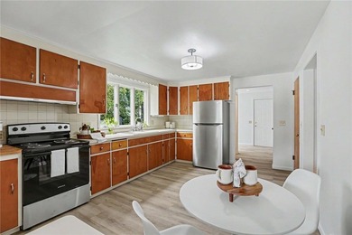 This beautifully maintained 3-bedroom Colonial offers timeless - photo 10