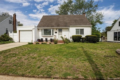Welcome to this charming 4-bedroom, 2-full-bath Cape located in - photo 1