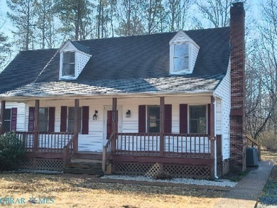 Saluda - 4 bedrooms, 2 1/2 baths... 1500 SF cape located at - photo 2