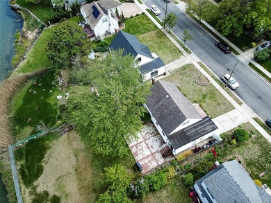 Welcome to this charming 4-bedroom, 2-full-bath Cape located in - photo 3