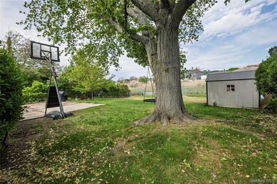 Welcome to this charming 4-bedroom, 2-full-bath Cape located in - photo 7