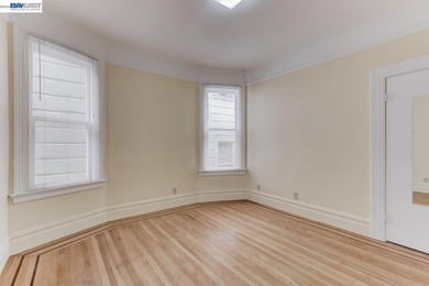 GREAT INVESTMENT! Live upstairs. Rent downstairs. Let San - photo 11