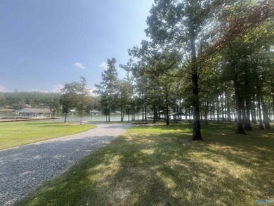 Discover the perfect waterfront family getaway on Lake Weiss in - photo 3