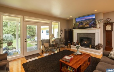 Tucked into the sought-after Panorama Vista community near - photo 4