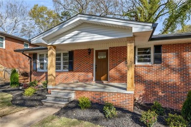 Move-in ready and beautifully renovated, this spacious 4-bedroom - photo 4