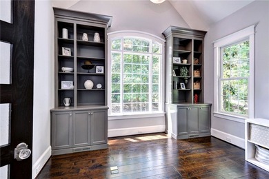 Unbelievable new price and  opportunity! Step into this stunning - photo 9