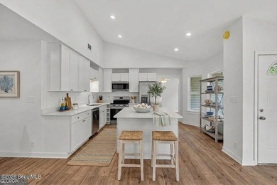 LIKE NEW and completely renovated from top to bottom, this - photo 5